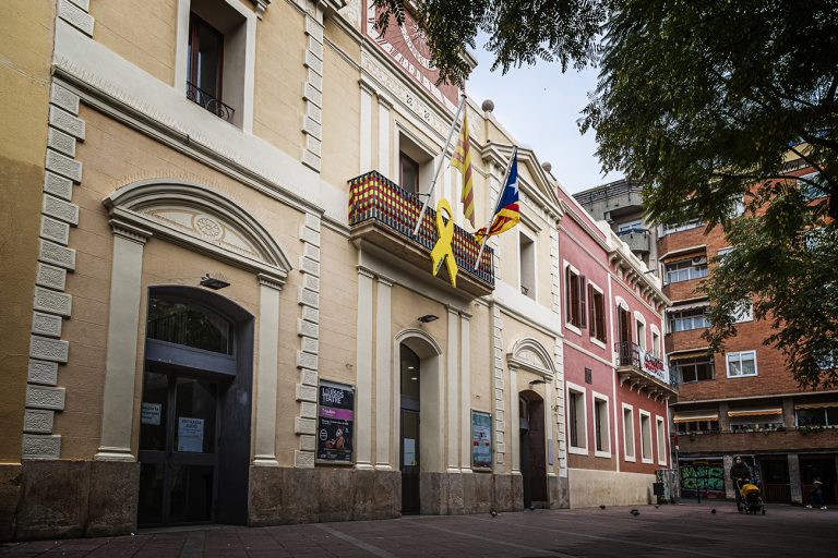 Façana dels Luïsos de Gràcia, on hi trobem l'entrada principal, vista des de la Plaça del Nord